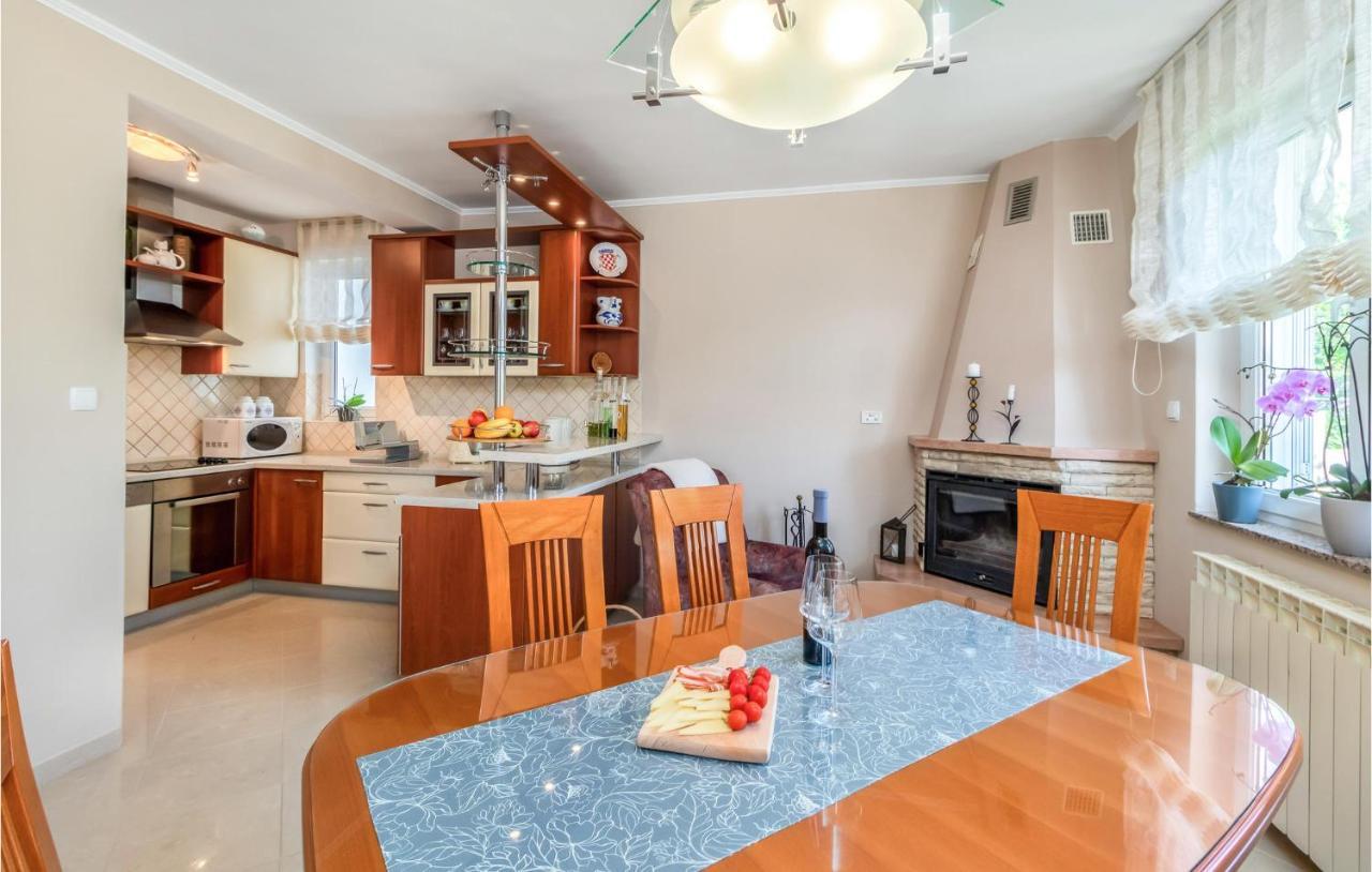 1 Bedroom Awesome Apartment In Kampor 外观 照片